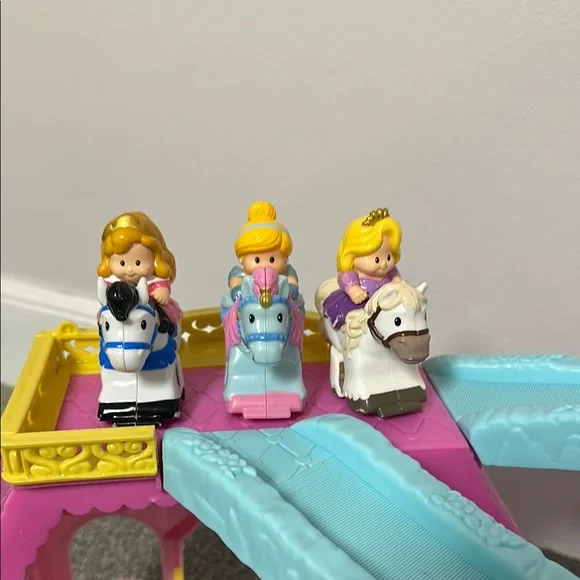 Fisher Price Little People Klip Klip Castle with 3 Princesses - Picture 2 of 7